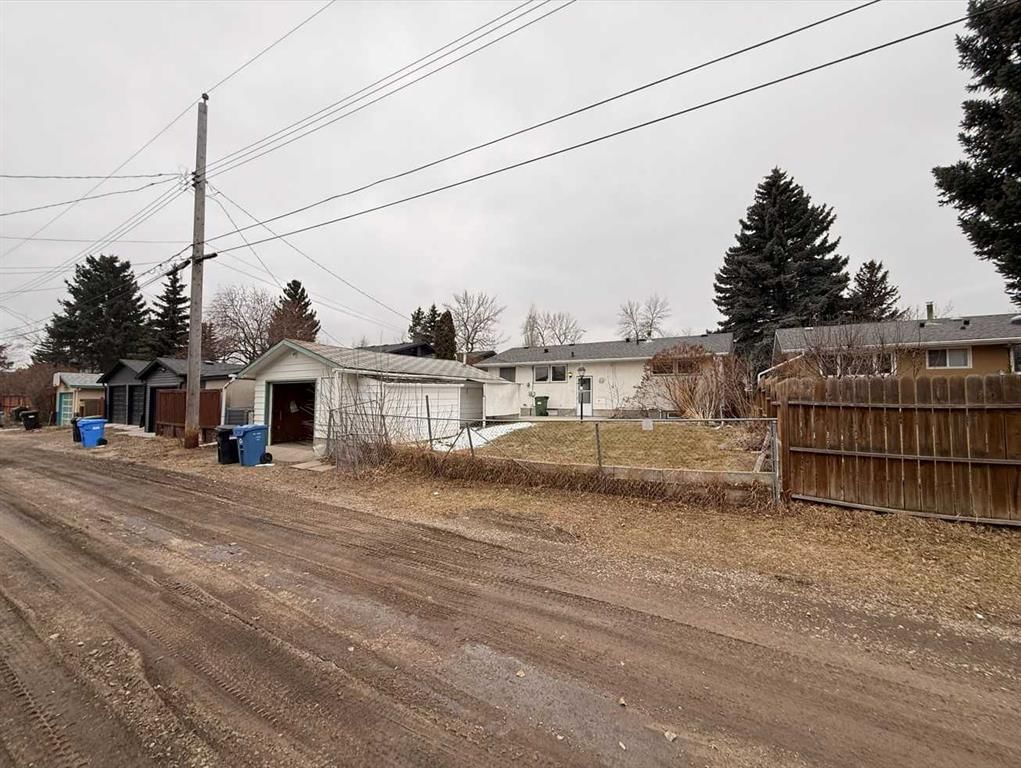 6124 Lloyd Crescent SW, Calgary — photo 4 of 4