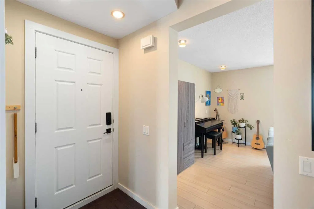 11035 Oakfield Drive SW, Calgary — photo 4 of 45