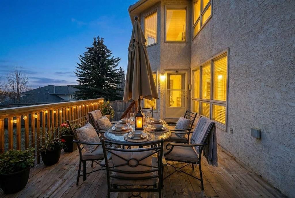 115 Strathaven Circle SW, Calgary — photo 4 of 44