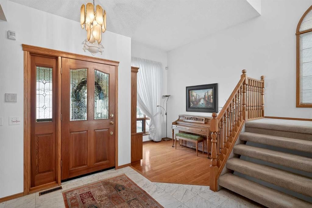 115 Strathaven Circle SW, Calgary — photo 5 of 44