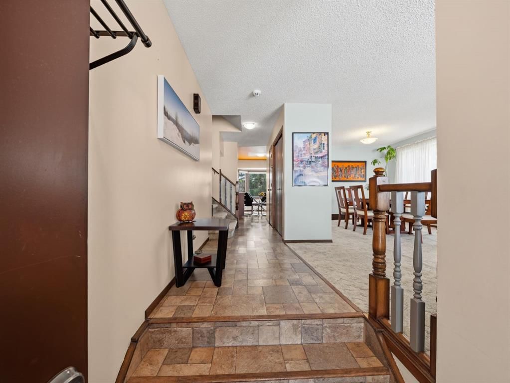 19 Scenic Green NW, Calgary — photo 2 of 48