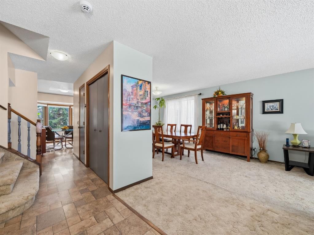 19 Scenic Green NW, Calgary — photo 3 of 48