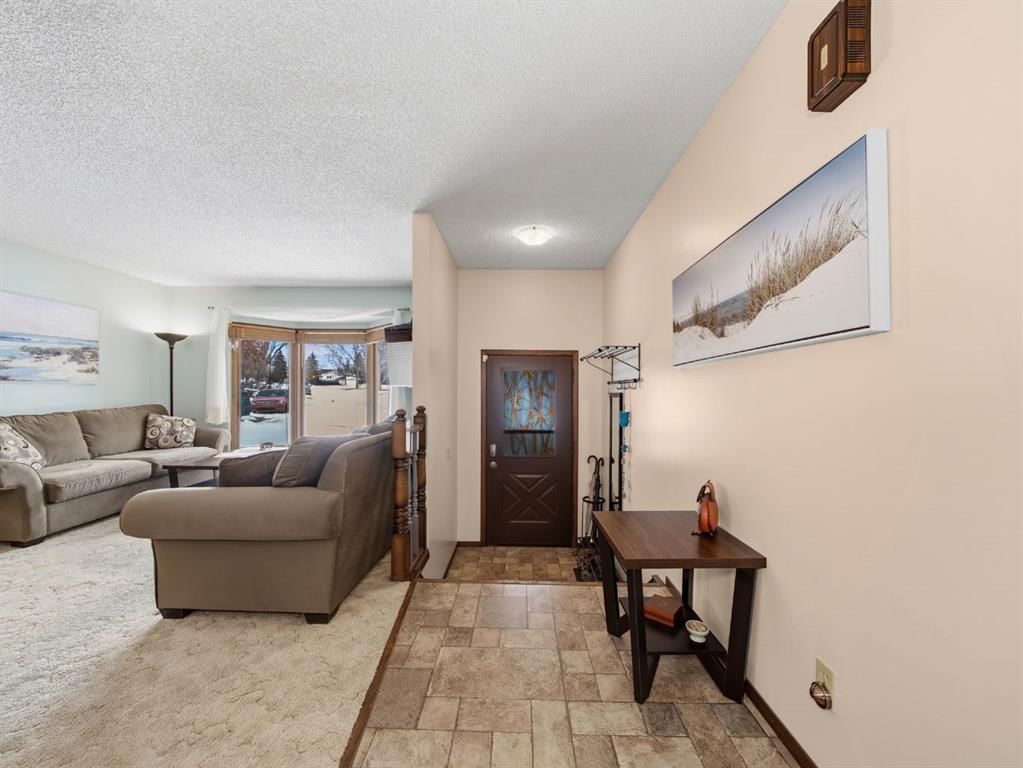 19 Scenic Green NW, Calgary — photo 4 of 48