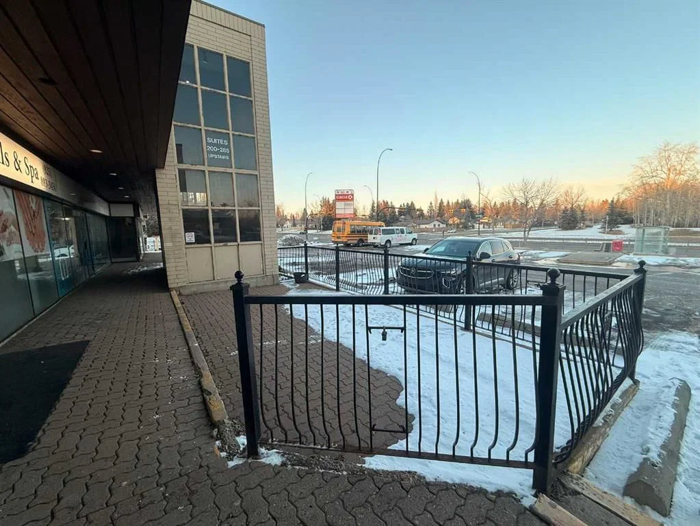 523 Woodpark Boulevard SW, Calgary — photo 4 of 29