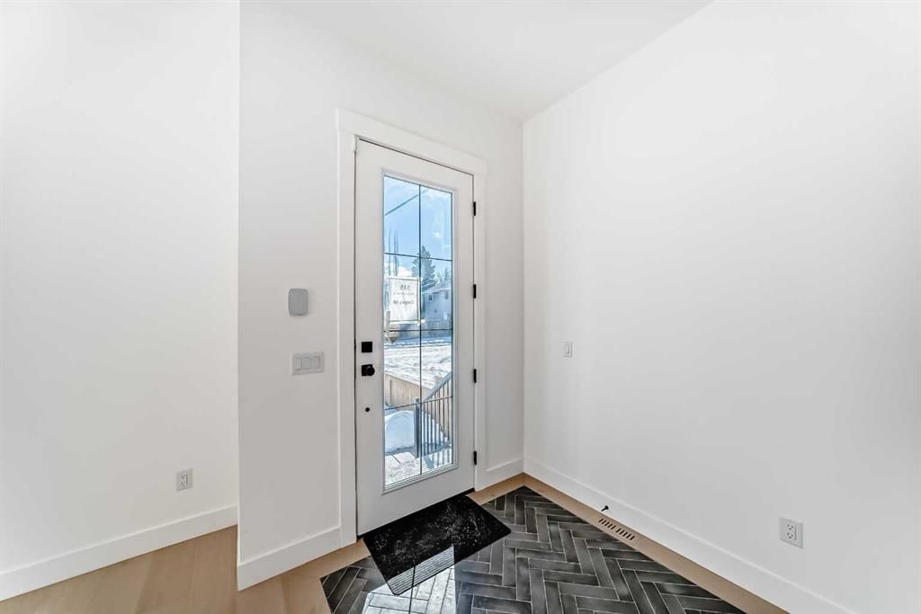 515 34A Street NW, Calgary — photo 4 of 39