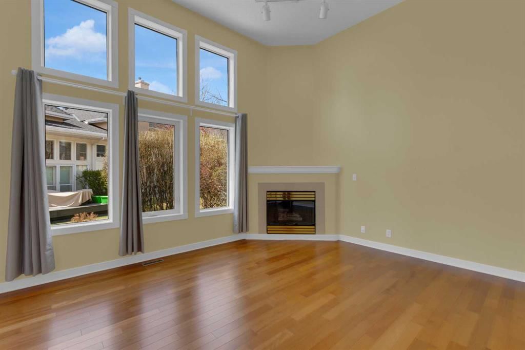 87 Candle Terrace SW, Calgary — photo 3 of 35