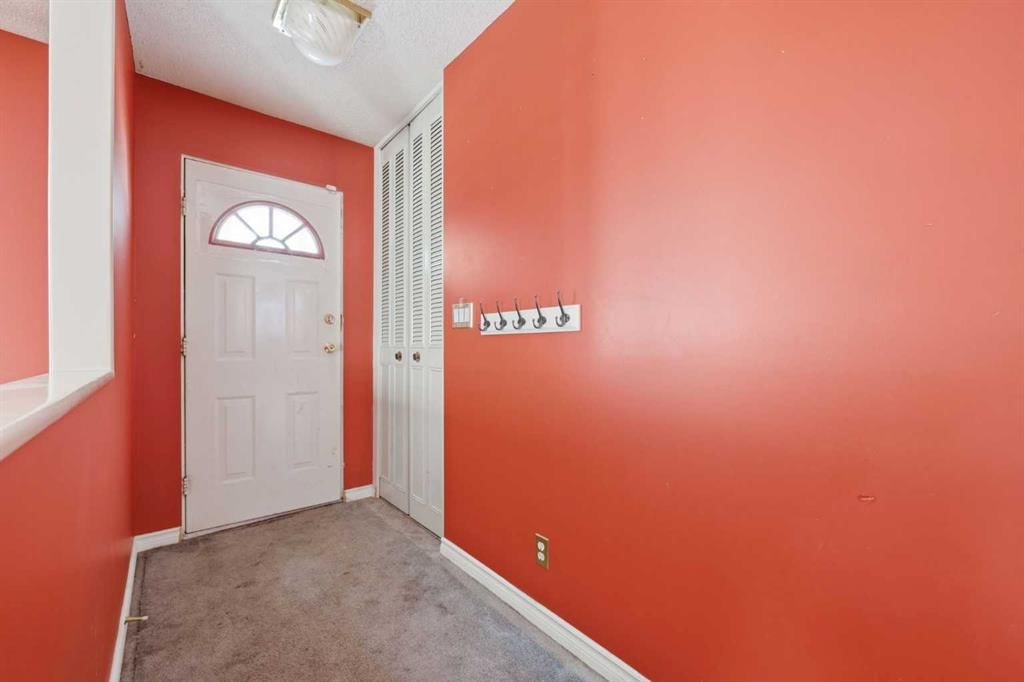 4911 Marcombe Road NE, Calgary — photo 4 of 44