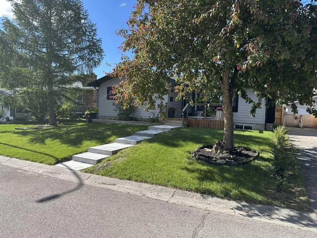 15 Brookmere Place SW, Calgary — photo 2 of 37