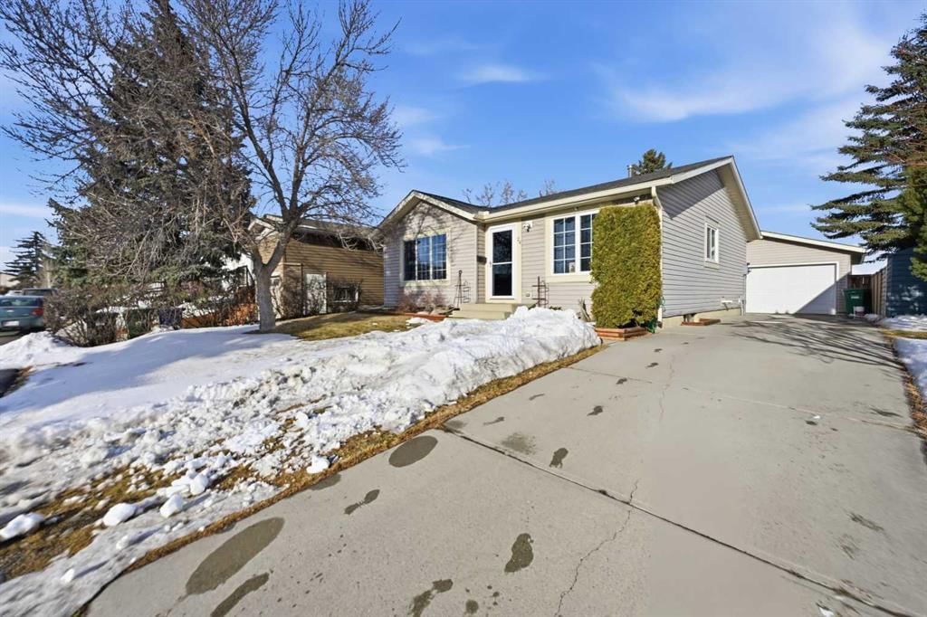 24 Huntstrom Road NE, Calgary — photo 2 of 20