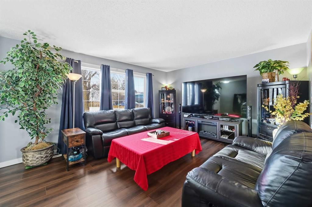 24 Huntstrom Road NE, Calgary — photo 3 of 20