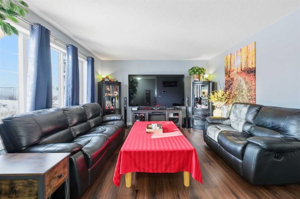 24 Huntstrom Road NE, Calgary — photo 4 of 20