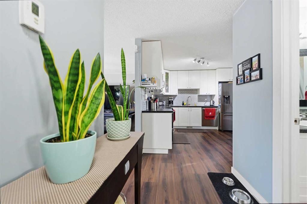24 Huntstrom Road NE, Calgary — photo 5 of 20
