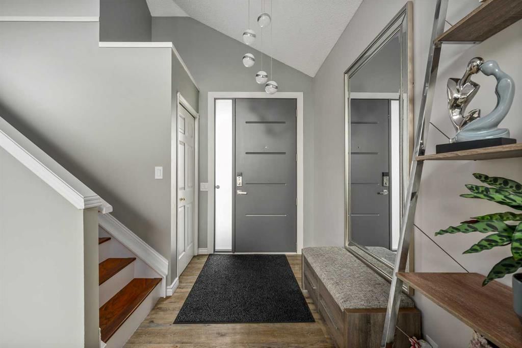 220 Douglas Glen Bay SE, Calgary — photo 4 of 35