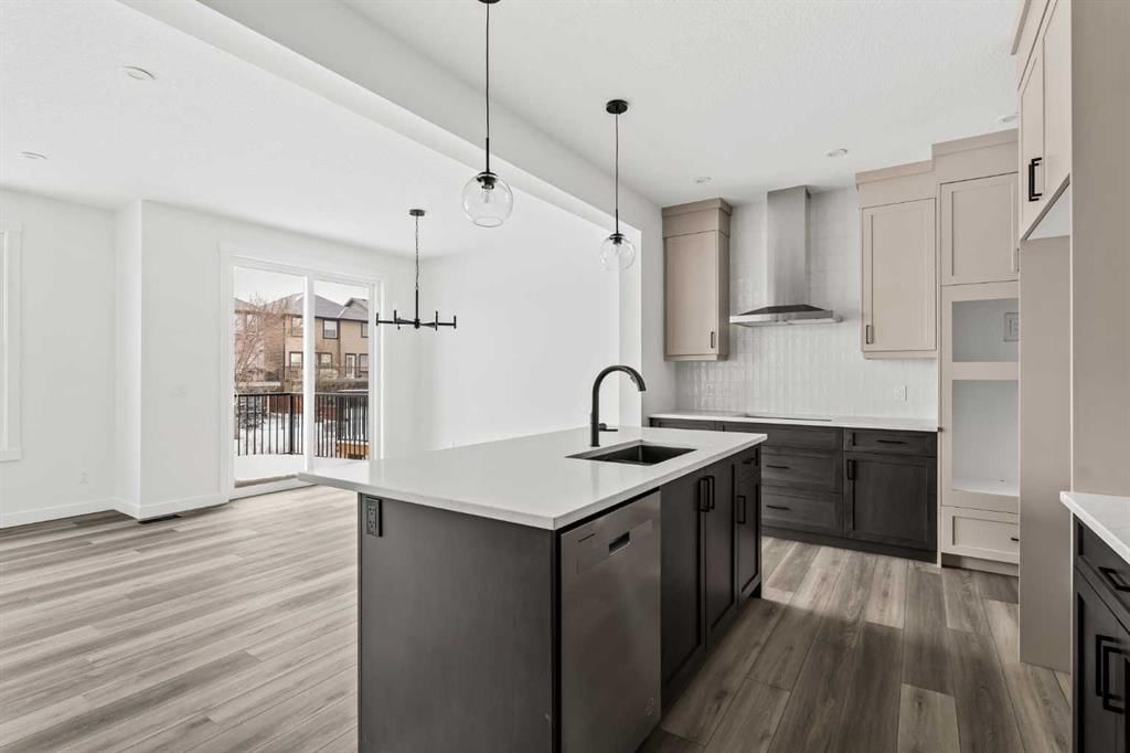 215 Silver Spruce Grove SW, Calgary — photo 2 of 40