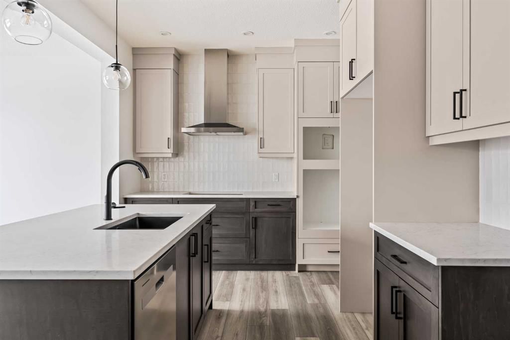 215 Silver Spruce Grove SW, Calgary — photo 3 of 40