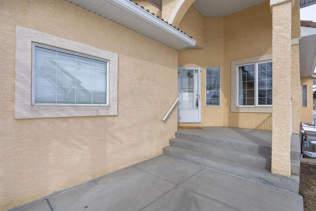 35 Scimitar Heath NW, Calgary — photo 5 of 27