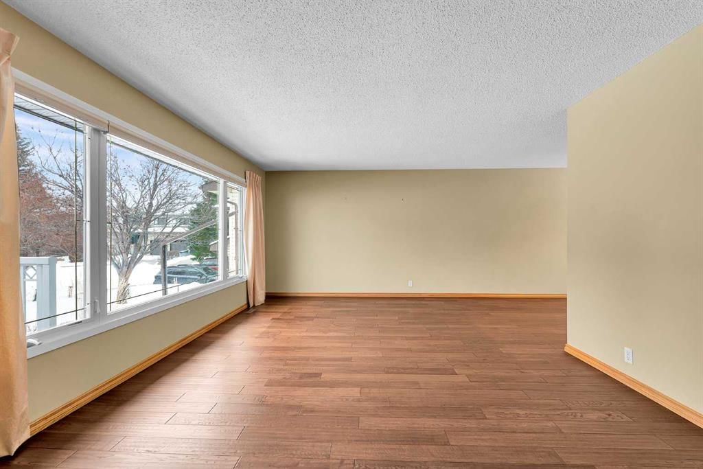 123 Valhalla Crescent NW, Calgary — photo 4 of 50