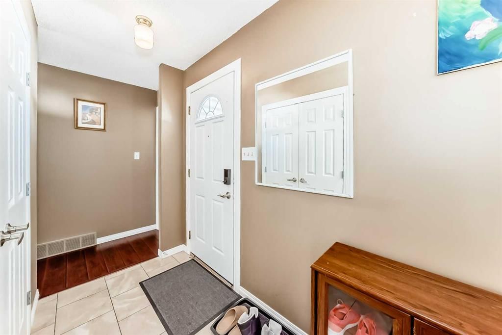 271 Dalhurst Way NW, Calgary — photo 3 of 49
