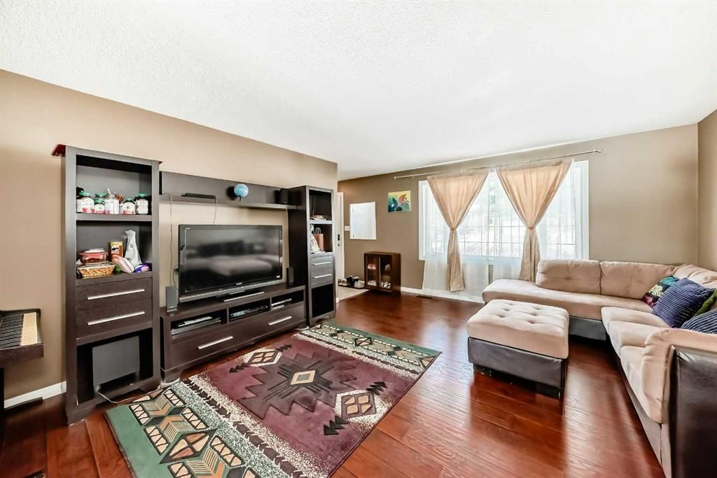 271 Dalhurst Way NW, Calgary — photo 4 of 49
