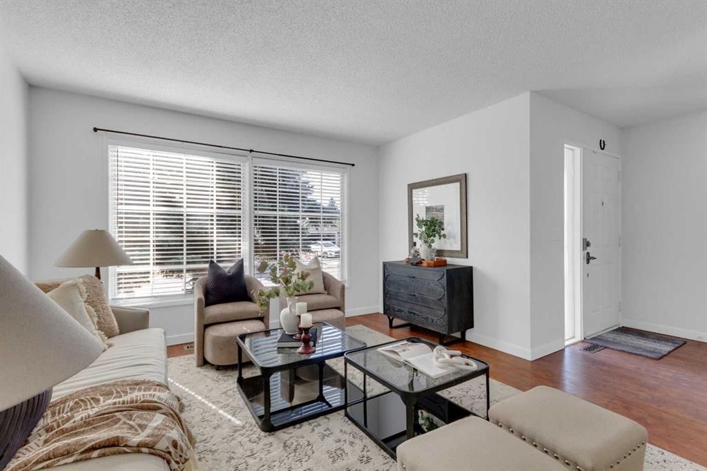 11 Woodfield Crescent SW, Calgary — photo 5 of 41