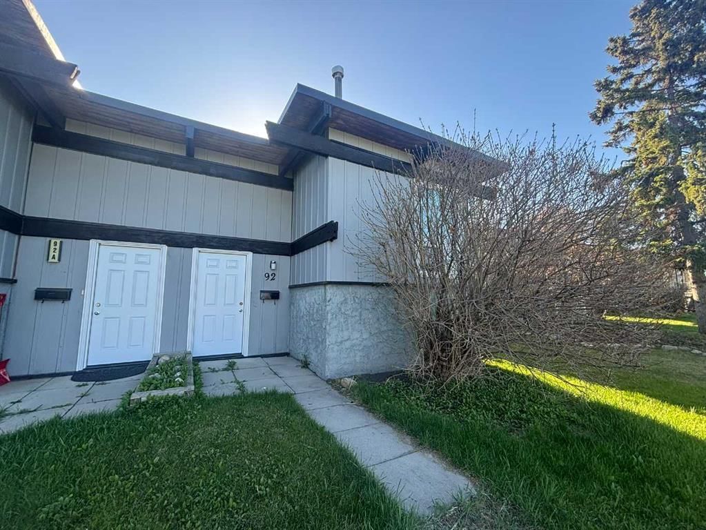 92 Queen Isabella Close SE, Calgary — photo 2 of 21