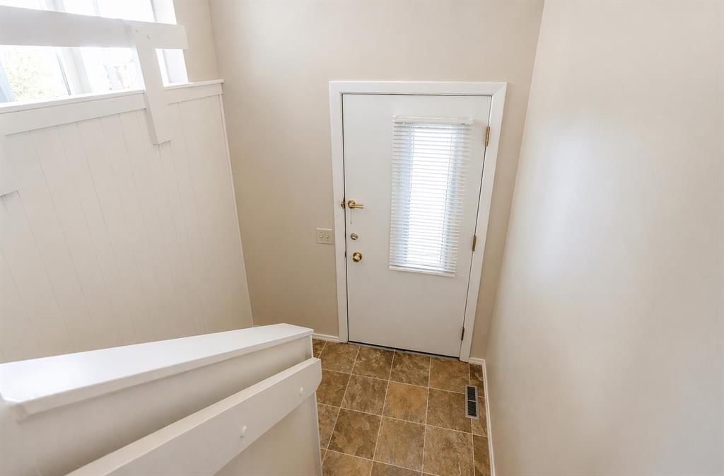 92 Queen Isabella Close SE, Calgary — photo 3 of 21