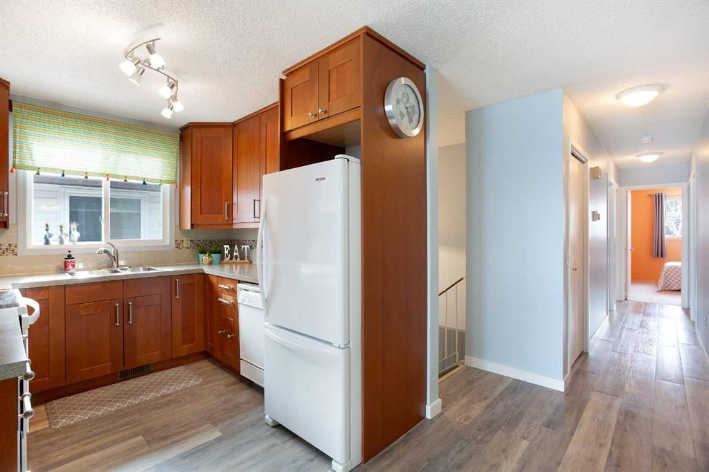 1133 Berkley Drive NW, Calgary — photo 3 of 38