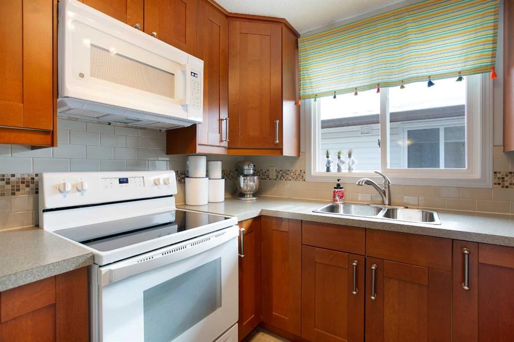 1133 Berkley Drive NW, Calgary — photo 4 of 38