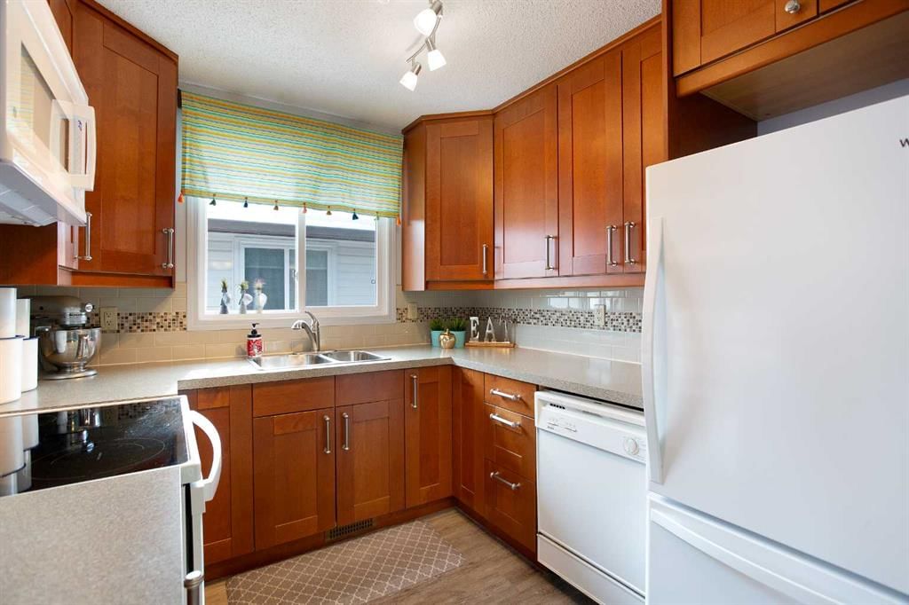 1133 Berkley Drive NW, Calgary — photo 5 of 38