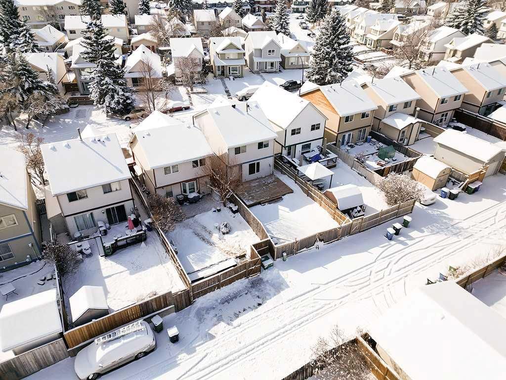84 Queen Anne Close SE, Calgary — photo 3 of 28