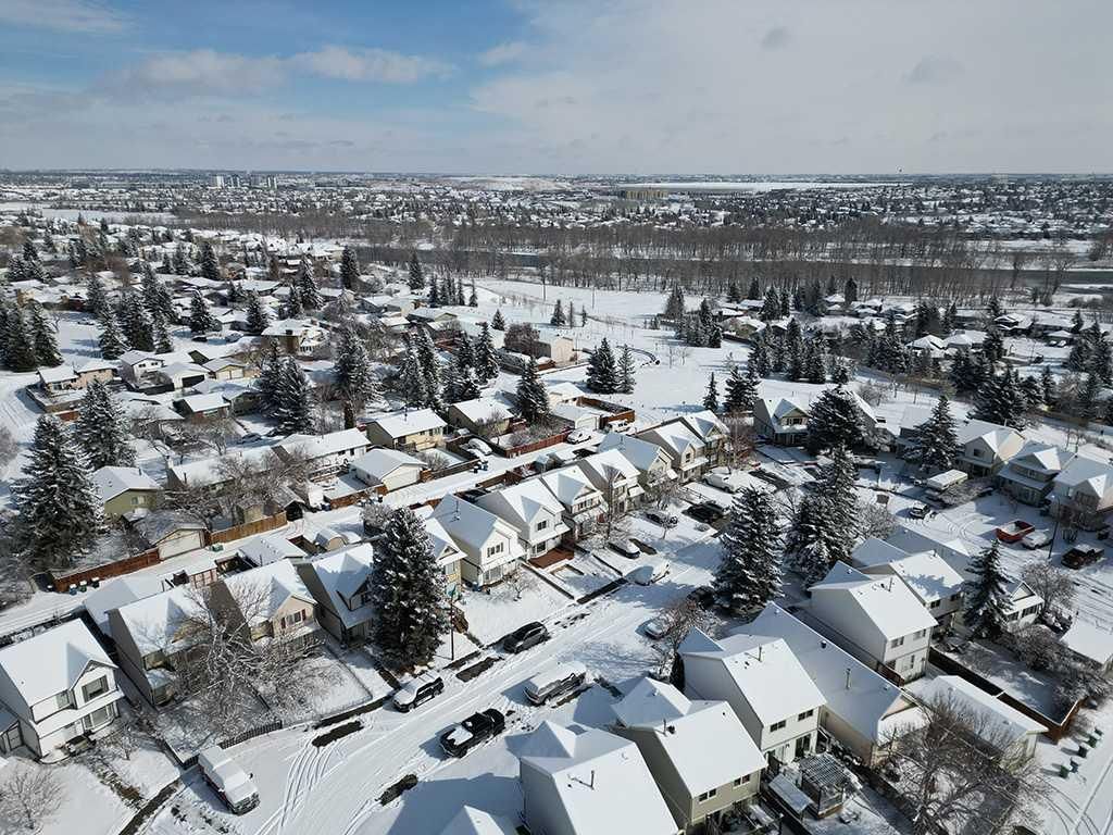 84 Queen Anne Close SE, Calgary — photo 5 of 28