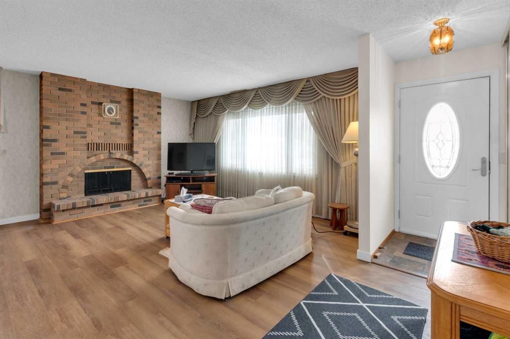 6004 Maddock Drive NE, Calgary — photo 3 of 46