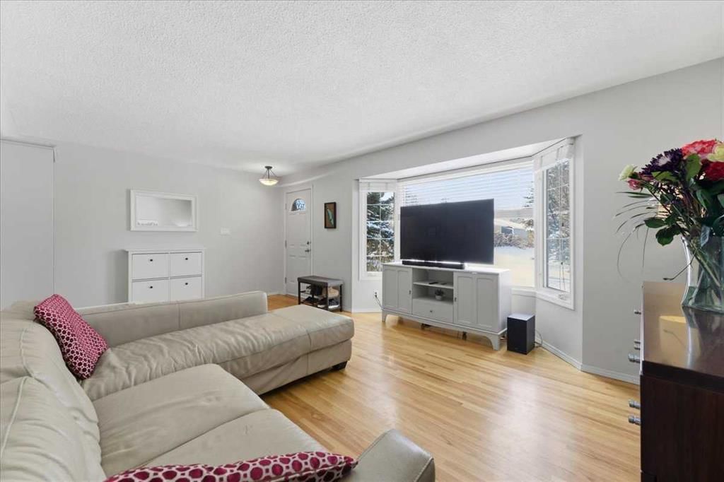 140 Waterloo Drive SW, Calgary — photo 2 of 47