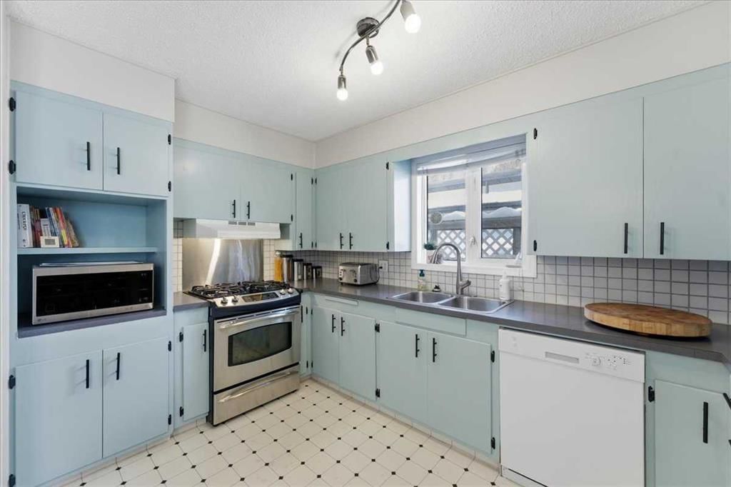 140 Waterloo Drive SW, Calgary — photo 3 of 47