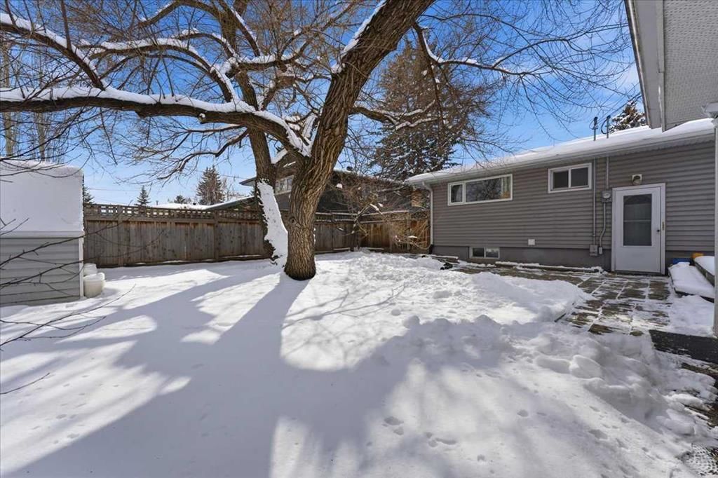 140 Waterloo Drive SW, Calgary — photo 4 of 47
