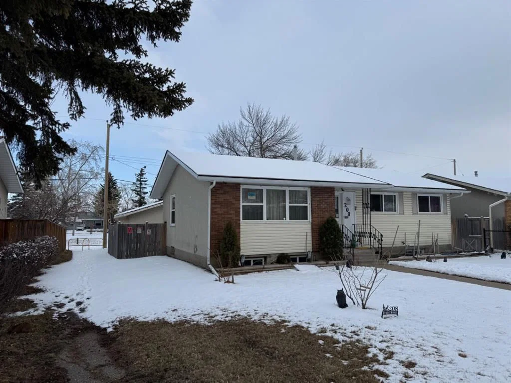 208 Forest Road SE, Calgary — photo 2 of 7