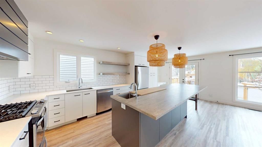 7704 46 Avenue NW, Calgary — photo 3 of 21