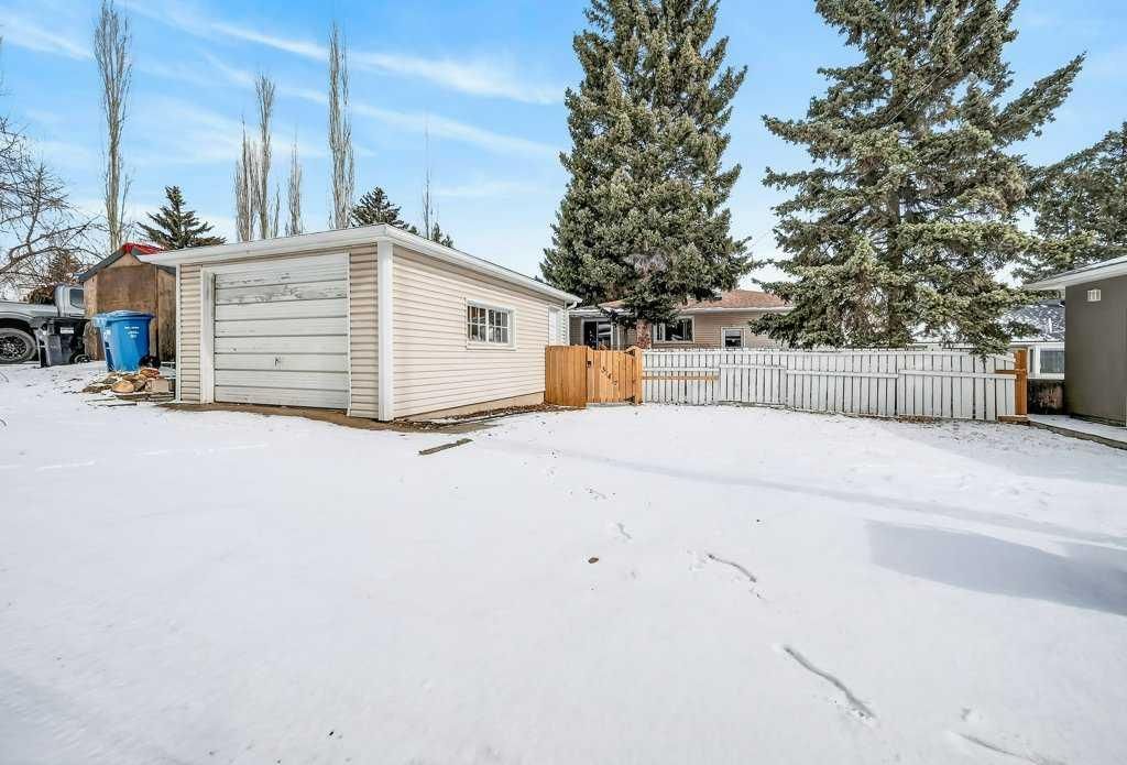 347 47 Avenue SW, Calgary — photo 4 of 33