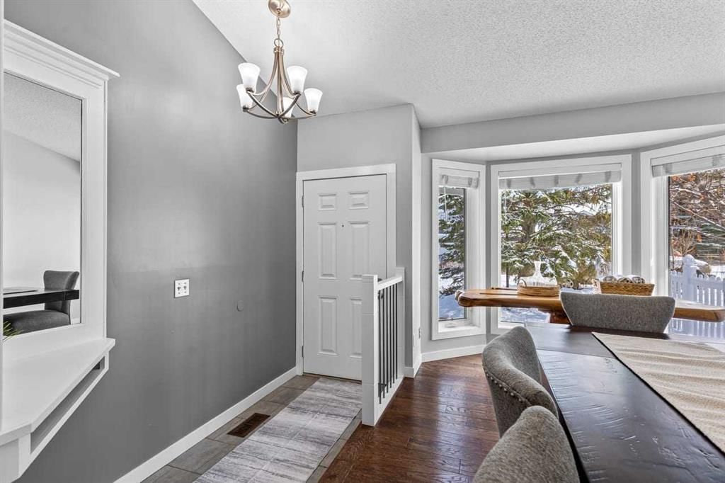 9759 Sanderling Way NW, Calgary — photo 5 of 50