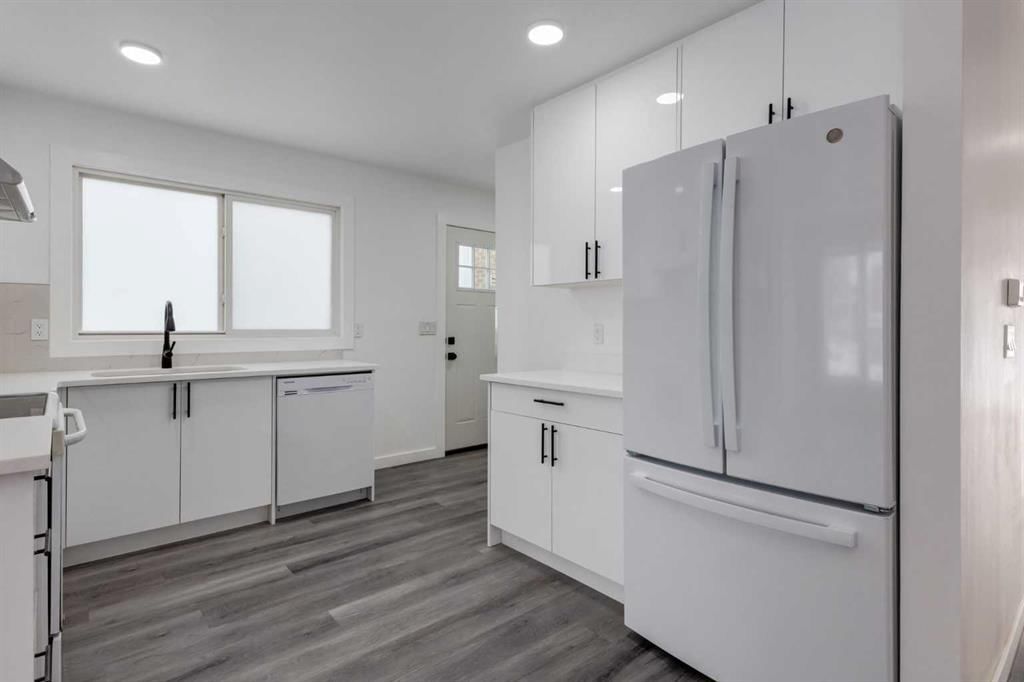 32 Midland Place SE, Calgary — photo 4 of 46