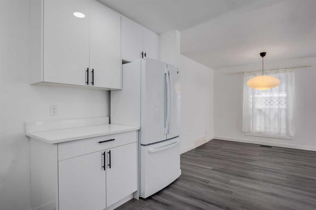 32 Midland Place SE, Calgary — photo 5 of 46