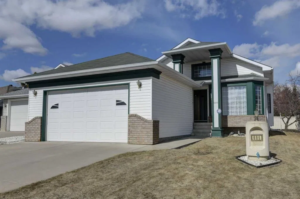 606 DIAMOND Court SE, Calgary — photo 2 of 40
