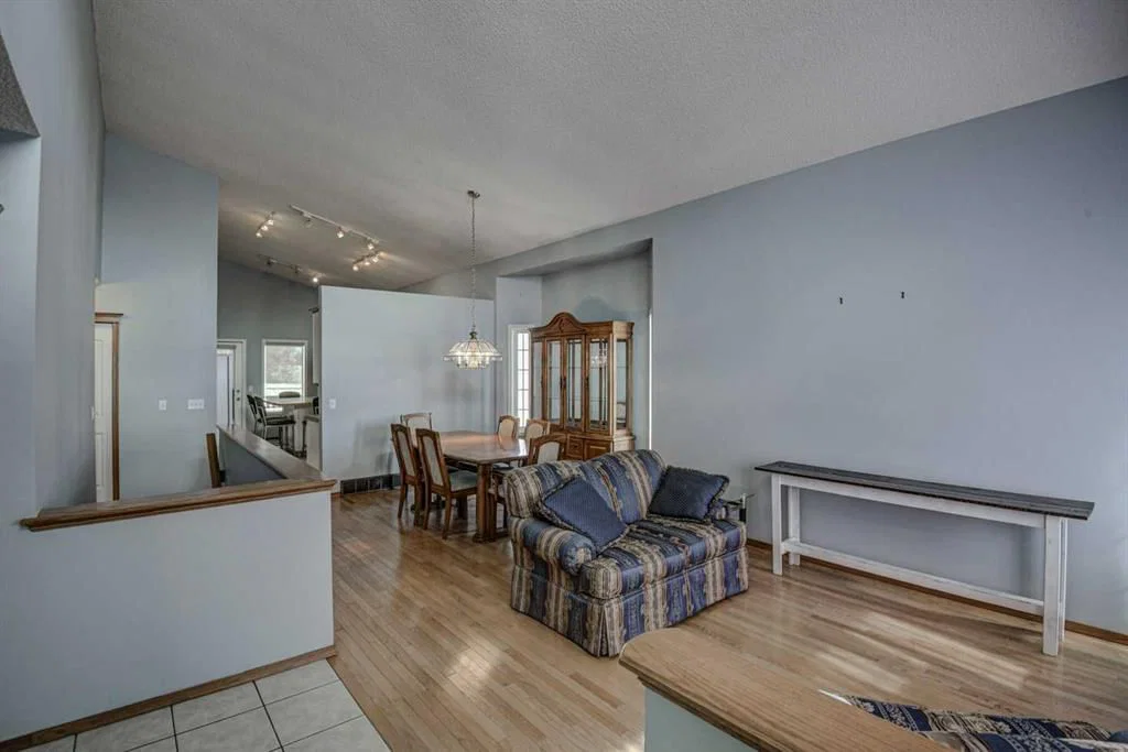 606 DIAMOND Court SE, Calgary — photo 3 of 40