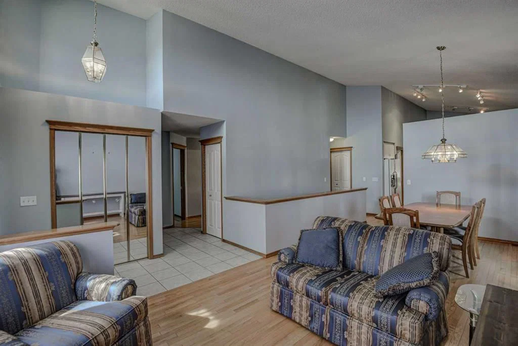 606 DIAMOND Court SE, Calgary — photo 4 of 40