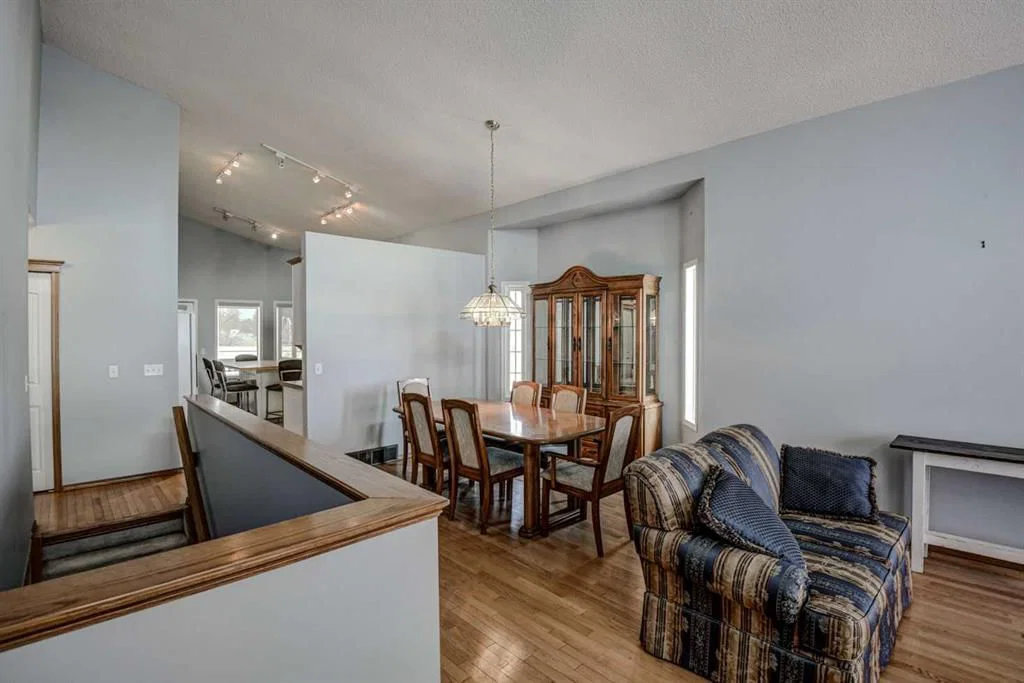 606 DIAMOND Court SE, Calgary — photo 5 of 40