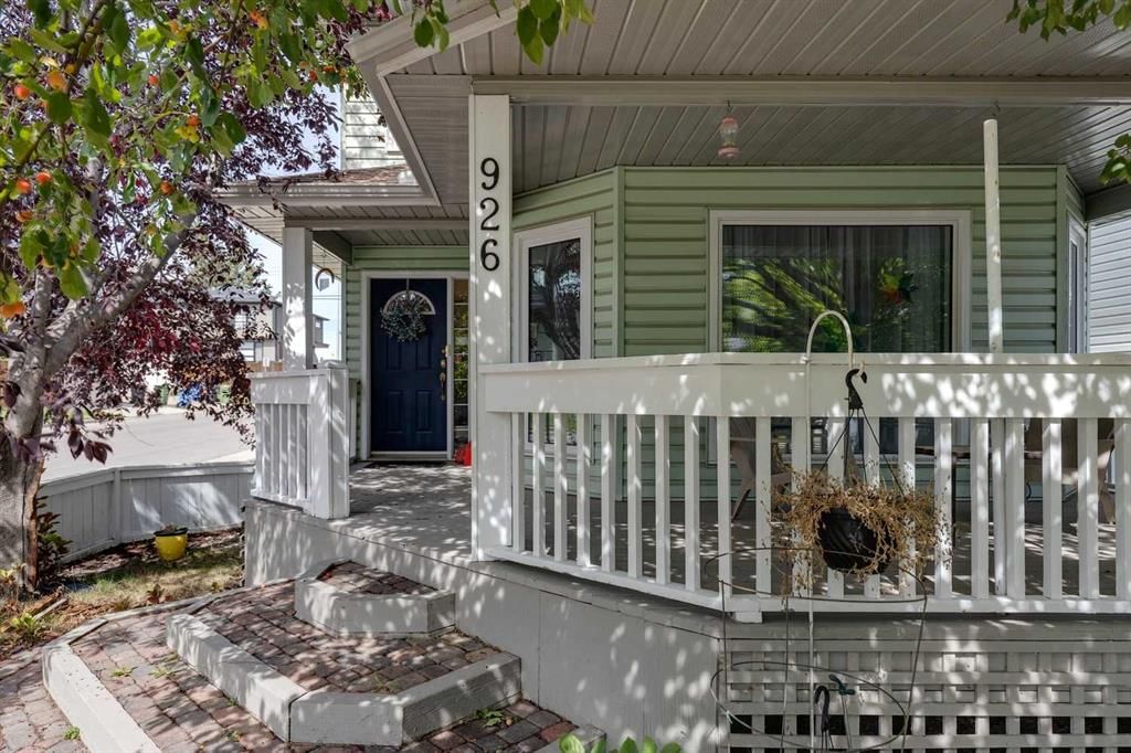 926 19 Avenue NW, Calgary — main listing photo