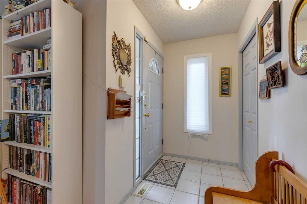 926 19 Avenue NW, Calgary — photo 4 of 46