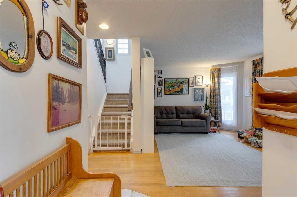 926 19 Avenue NW, Calgary — photo 5 of 46
