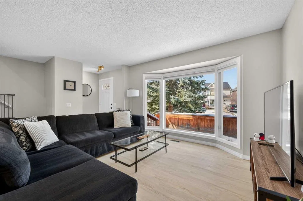 81 Queen Anne Close SE, Calgary — photo 4 of 31