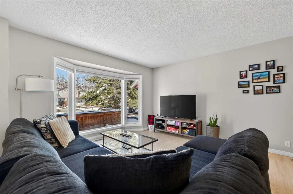 81 Queen Anne Close SE, Calgary — photo 5 of 31